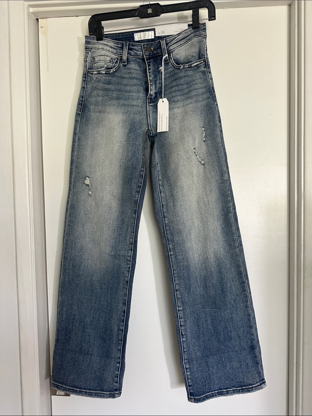 Light Wash Straight-Leg Jeans - Faded Blue